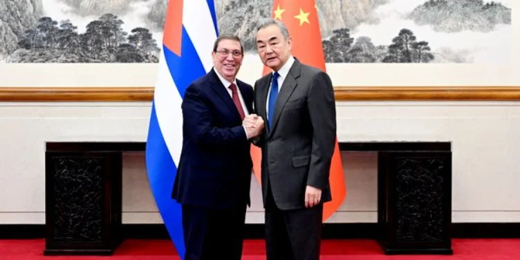 Bruno Rodríguez Parrilla, canciller del régimen cubano, y Wang Yi, miembro del Buró Político del Comité Central del Partido Comunista de China y ministro de Relaciones Exteriores del país asiático