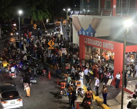 Blackout. Metro line 2 only works until Eduardo Brito station