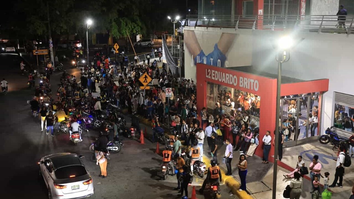 Blackout. Metro line 2 only works until Eduardo Brito station