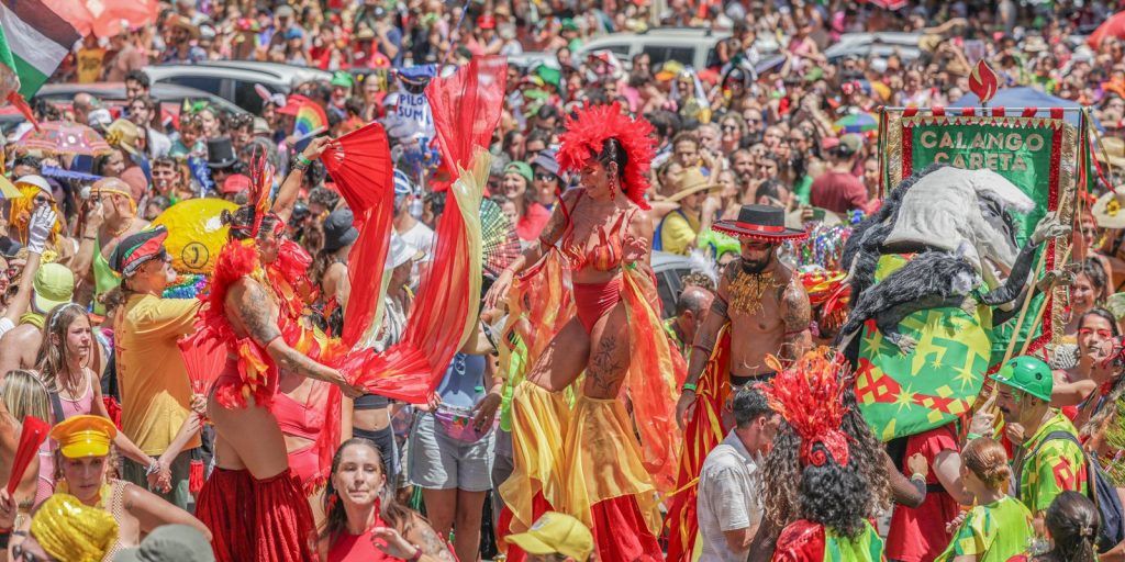 Calango Careta occupies Brasília with allegories, orchestra and circus art
