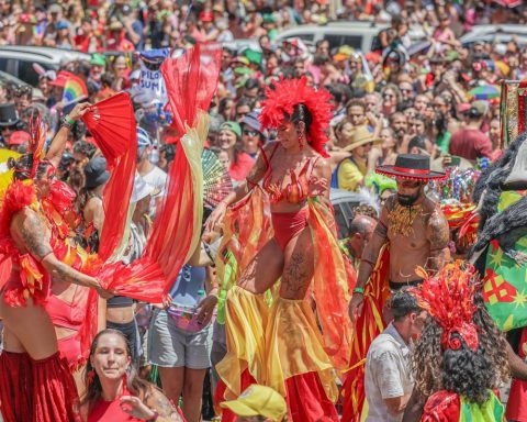 Calango Careta occupies Brasília with allegories, orchestra and circus art