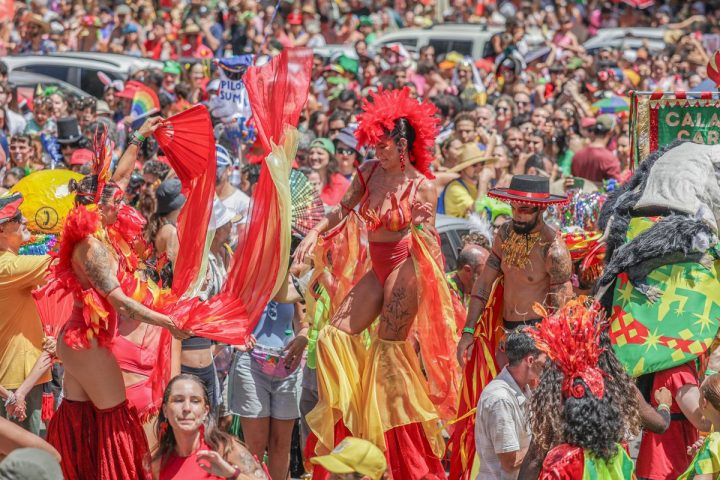 Calango Careta occupies Brasília with allegories, orchestra and circus art