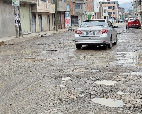 Chilca continues to be the district of streets with holes, neighbors ask for urgent intervention