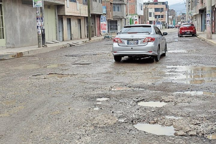 Chilca continues to be the district of streets with holes, neighbors ask for urgent intervention