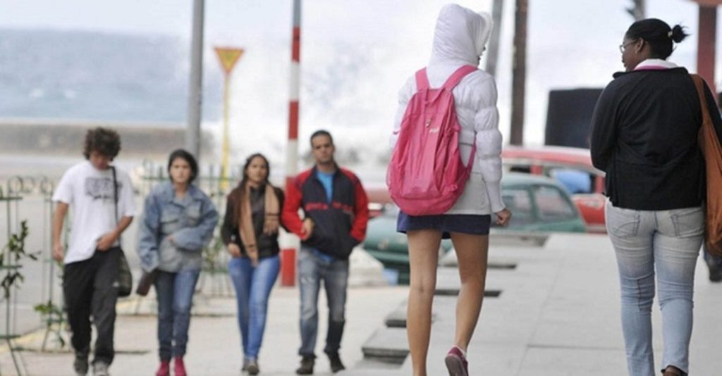 Civil Defense alerts for a cold front with rains and strong waves on the northern coast of Cuba