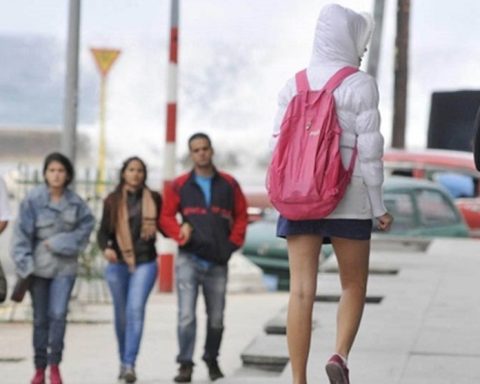 Civil Defense alerts for a cold front with rains and strong waves on the northern coast of Cuba