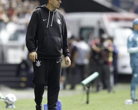 Coach Lucas Piccinato is fired from the Corinthians women's team