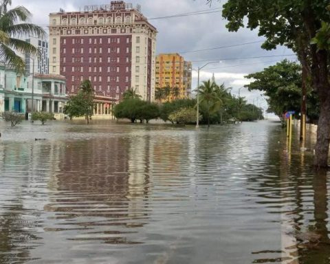 Cold, rain and strong waves hit western Cuba and complicate daily life
