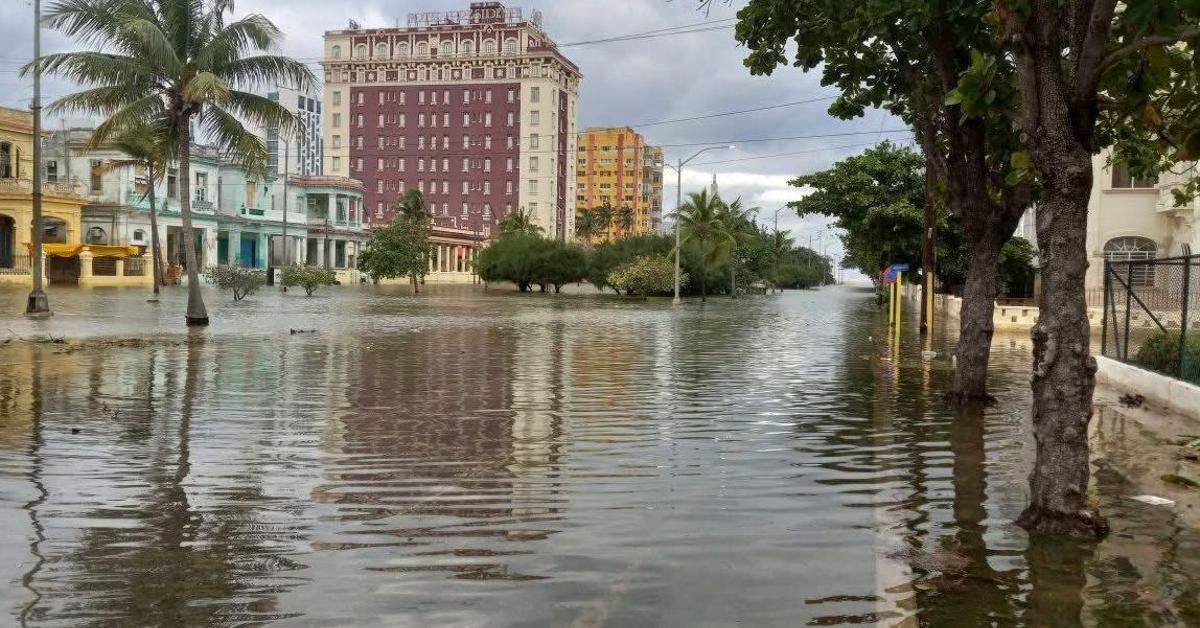 Cold, rain and strong waves hit western Cuba and complicate daily life