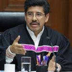 Collaborators clean Hugo Aguilar's shoes; incident was misinterpreted, he says