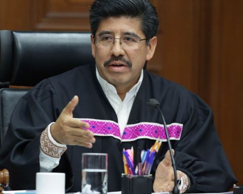 Collaborators clean Hugo Aguilar's shoes; incident was misinterpreted, he says