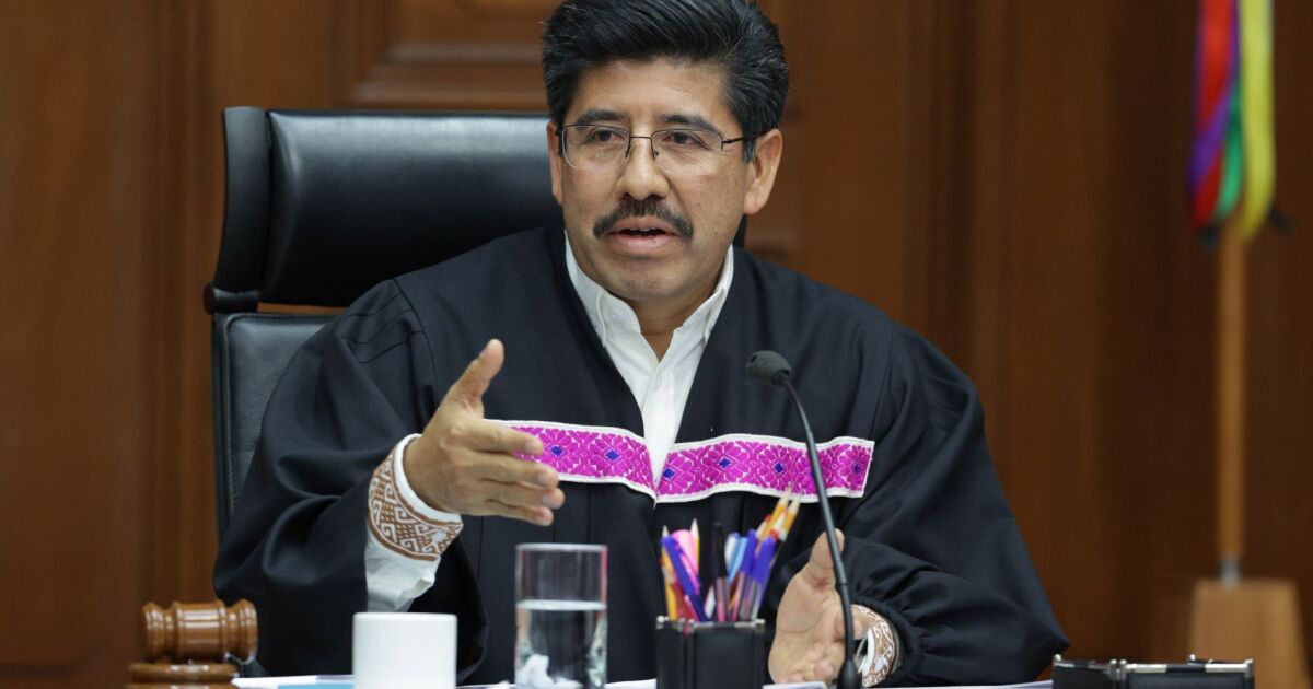 Collaborators clean Hugo Aguilar's shoes; incident was misinterpreted, he says