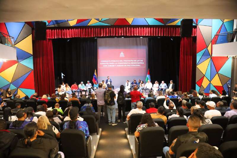 Communal Justices of the Peace participate in discussion of the Amnesty Law