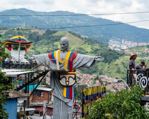 Commune 13: from the slope of fear to the mountain of color