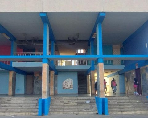 Condemned to live in 13-story buildings without elevator in Matanzas