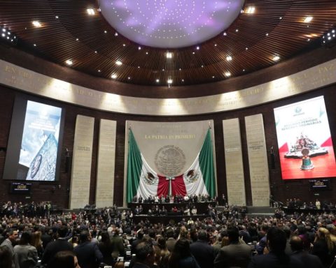 Congress begins sessions expressly and between minutes of silence for mourning