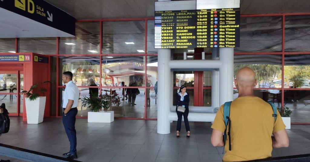 Congressman Carlos Giménez asks US airlines to stop flights to Cuba