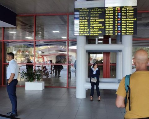 Congressman Carlos Giménez asks US airlines to stop flights to Cuba