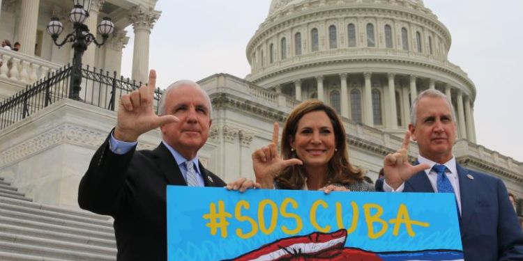 María Elvira Salazar, Ley