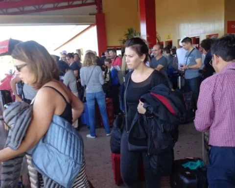 Turistas en el Aeropuerto Internacional "Juan Gualberto Gómez" de Varadero