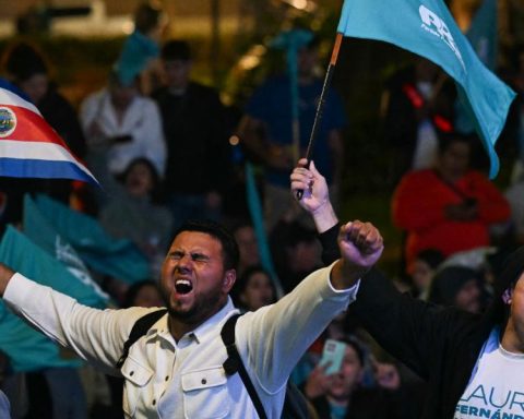 Costa Rica voted for president with a strong-arm favorite against drug violence