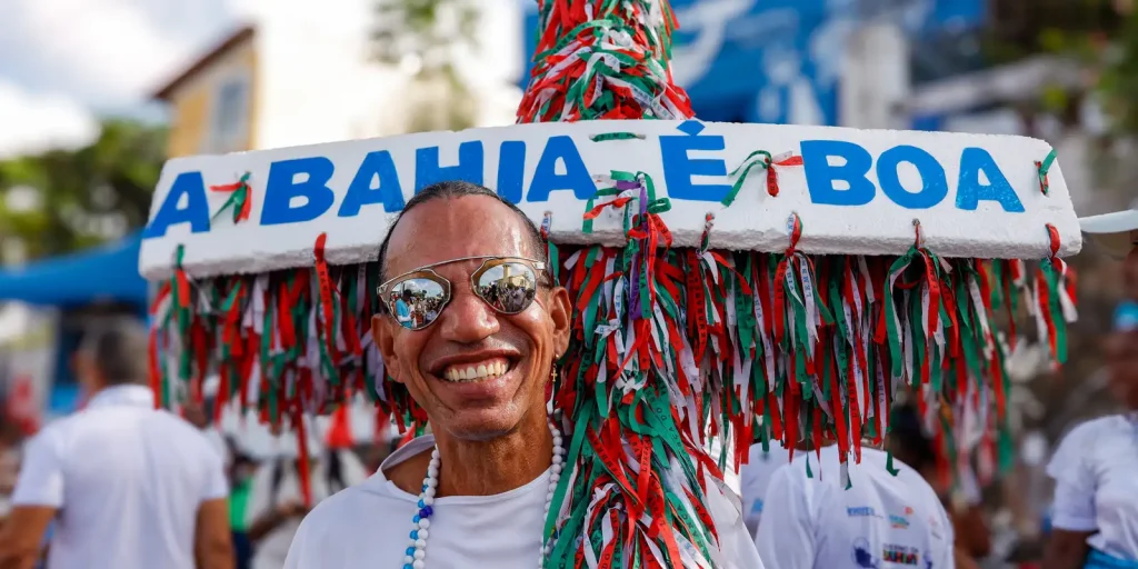 Crowd fills Rio Vermelho, in Salvador, to celebrate Iemanjá