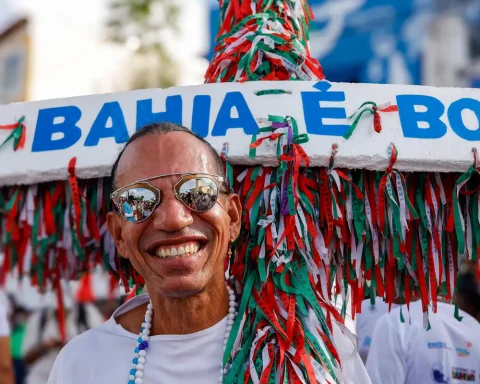 Crowd fills Rio Vermelho, in Salvador, to celebrate Iemanjá