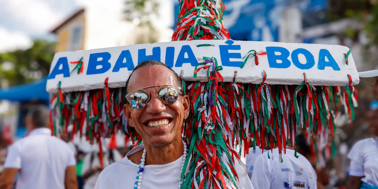 Crowd fills Rio Vermelho, in Salvador, to celebrate Iemanjá