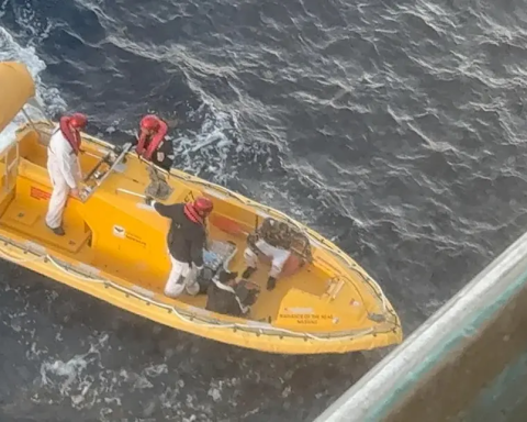 Cruise rescues six Cuban rafters, now prosecuted by the Cayman Islands authorities