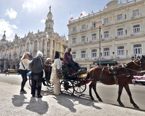 Cuba closes hotels and relocates tourists due to fuel shortages