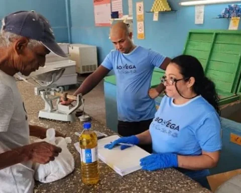 Venta de la canasta básica en una bodega de Santiago de Cuba