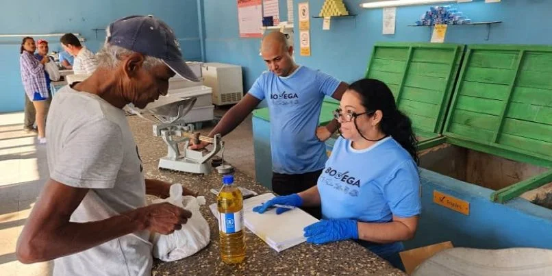 Venta de la canasta básica en una bodega de Santiago de Cuba
