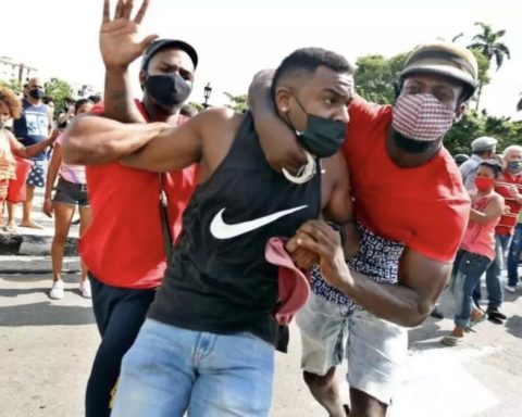 Cuba sets the historical record for political prisoners, with 1,207, according to Prisoners Defenders