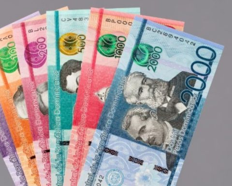 DR and Colombia: two currencies, two paths