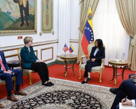 Delcy Rodríguez receives an envoy from the United States