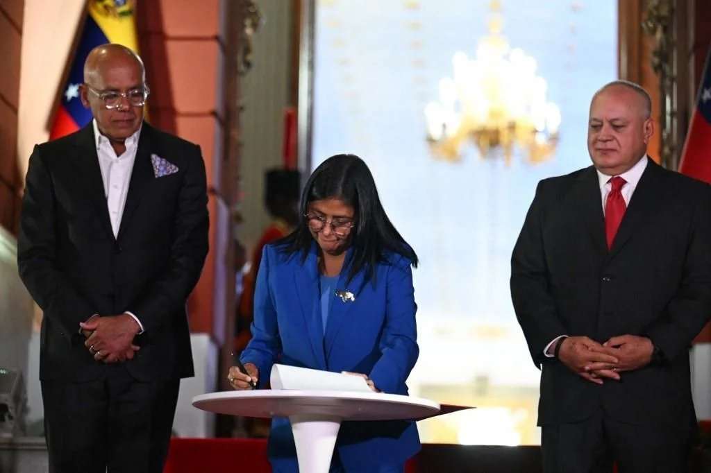 Delcy signs Amnesty Law and asks to review cases not contemplated as quickly as possible