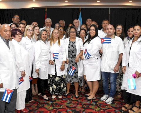 Departure of Cuban doctors from Honduras: another blow to the export of services under pressure from the US