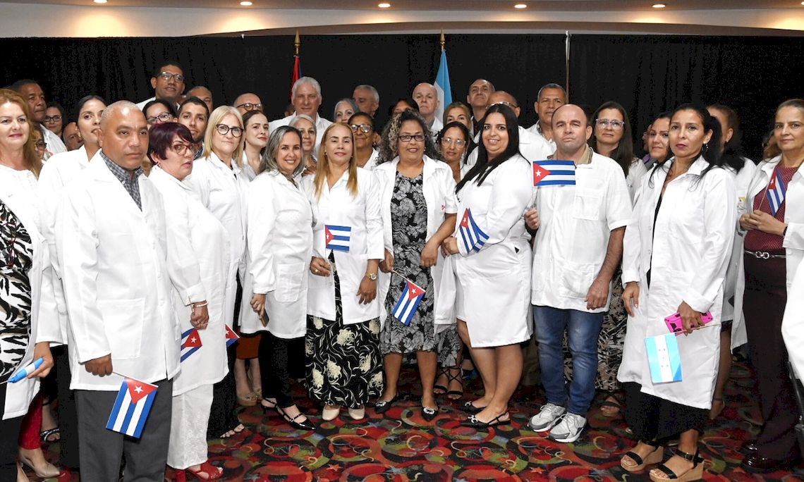 Departure of Cuban doctors from Honduras: another blow to the export of services under pressure from the US