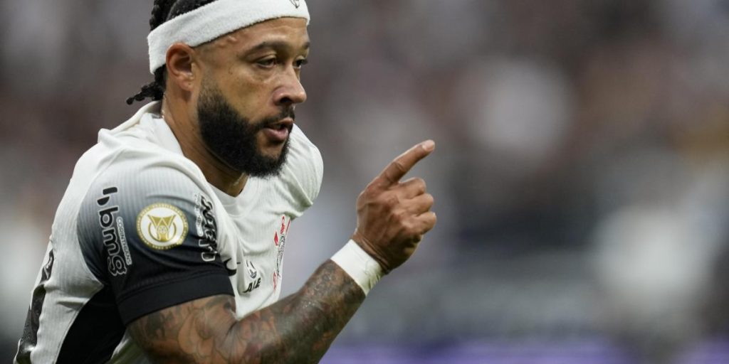 Depay falls into the trap and misses this penalty in a ridiculous way