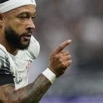 Depay falls into the trap and misses this penalty in a ridiculous way