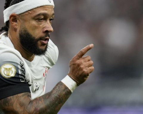 Depay falls into the trap and misses this penalty in a ridiculous way