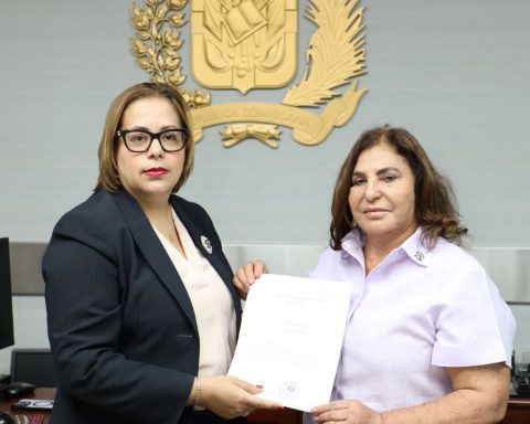 Deputy Francisca Jaque promotes a project to guarantee medications for patients with Parkinson's and Alzheimer's