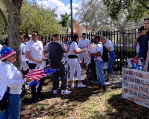 Disappointment and a little hope among Cubans with I-220A due to a ruling by an Atlanta court
