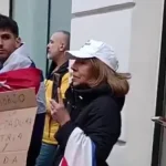 Manifestantes cubanos en las afueras del Palacio de Viana, en Madrid, minutos antes de la llegada del canciller Bruno Rodríguez Parrilla