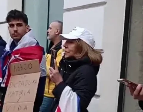 Manifestantes cubanos en las afueras del Palacio de Viana, en Madrid, minutos antes de la llegada del canciller Bruno Rodríguez Parrilla