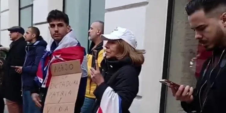 Manifestantes cubanos en las afueras del Palacio de Viana, en Madrid, minutos antes de la llegada del canciller Bruno Rodríguez Parrilla