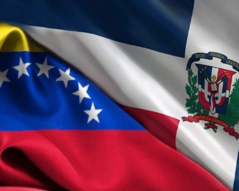 Dominican Republic will reactivate consular services and the air connection with Venezuela