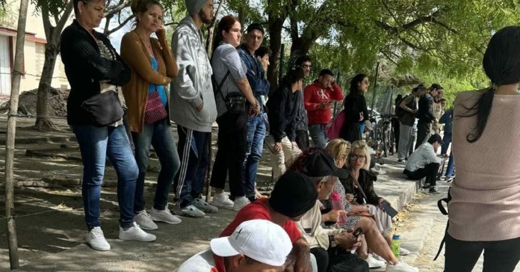 Dozens of young people gather in front of the Holguín court in support of the creators of El4tico