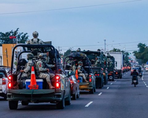 Federal forces confront armed civilians in the land of 'Los Chapitos': there are nine detainees