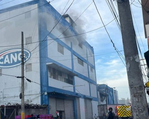 Fire affects Garrido store on Duarte Avenue